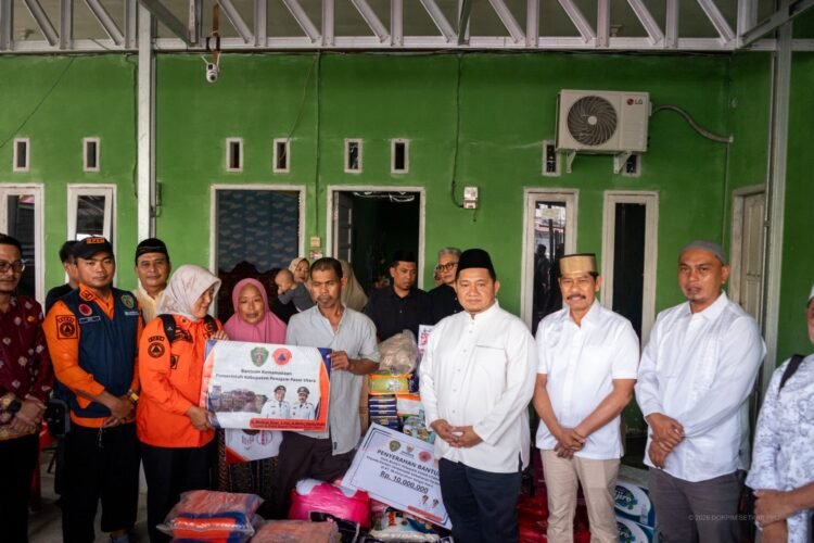 Bupati PPU Tinjau Korban Kebakaran dan Serahkan Bantuan Logistik, Ingatkan Masyarakat Agar Selalu Waspada