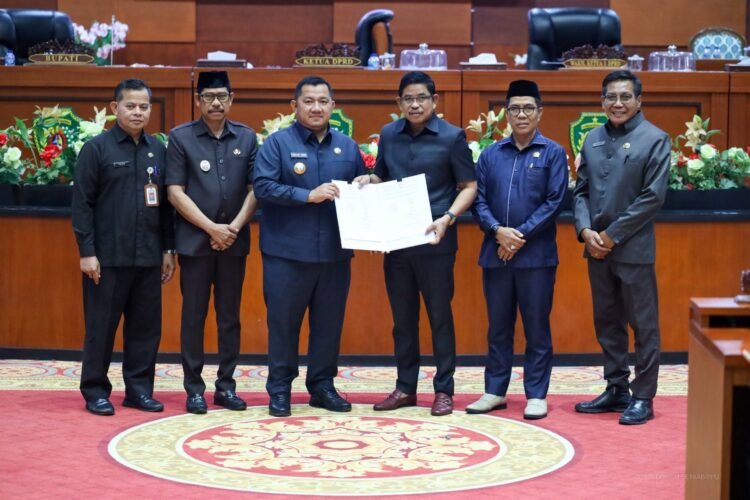 Hadiri Rapat Paripurna, Bupati PPU Minta Pejabat Bekerja Lebih Keras dan Cermat Dalam Menata Usahakan Keuangan Daerah