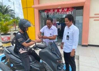 Semarak HUT RI ke-81, Sat Intelkam Polres PPU Bagikan Bendera Merah Putih kepada Pemohon SKCK