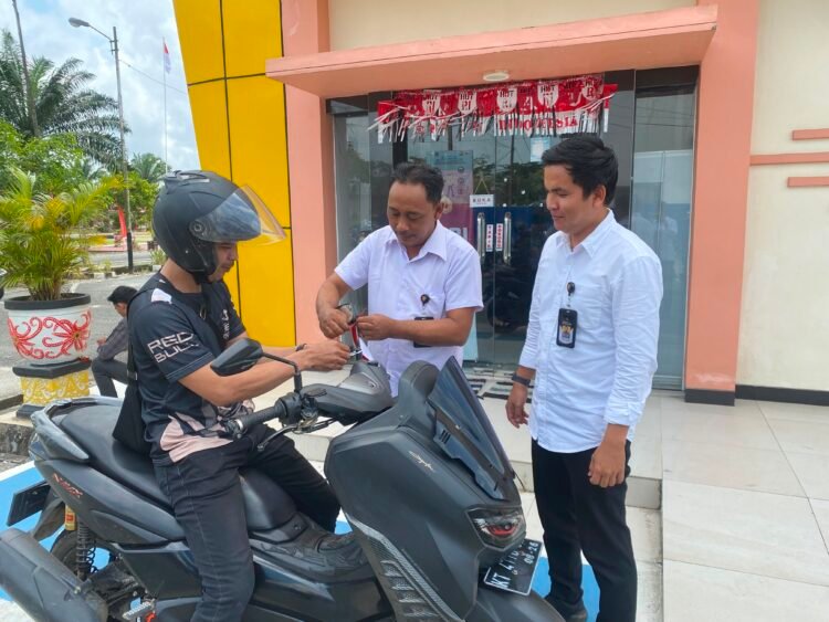 Semarak HUT RI ke-81, Sat Intelkam Polres PPU Bagikan Bendera Merah Putih kepada Pemohon SKCK