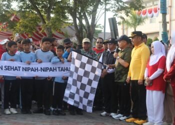 Sambut HUT ke-81 RI, Sekda PPU Lepas Peserta Jalan Santai Kelurahan Nipah-Nipah