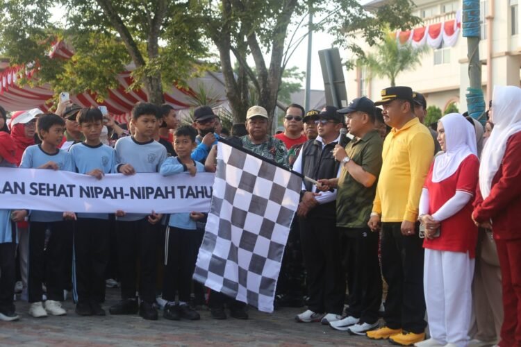 Sambut HUT ke-81 RI, Sekda PPU Lepas Peserta Jalan Santai Kelurahan Nipah-Nipah